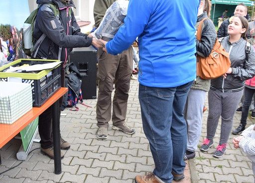 wręczenie nagród w konkursie dla nauczycieli fot. M. Karczewska Grafika VIII Wiosenne Warsztaty Przyrodnicze w OEE w Szymbarku