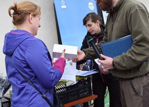 wręczenie nagród w konkursie dla nauczycieli fot. M. Karczewska Grafika VIII Wiosenne Warsztaty Przyrodnicze w OEE w Szymbarku