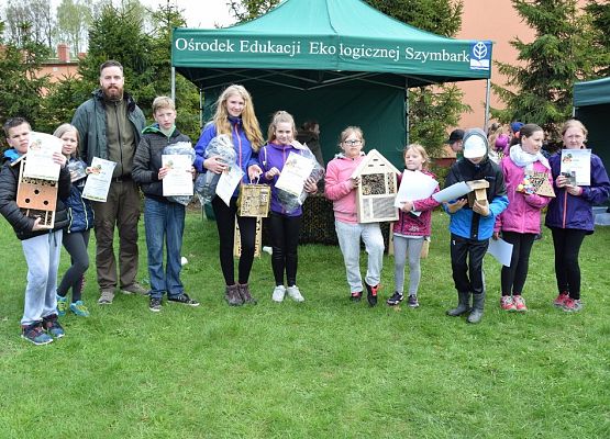 Zwyciezcy konkursu na wykonanie hotelu dla owadów fot. M. Karczewska Grafika VIII Wiosenne Warsztaty Przyrodnicze w OEE w Szymbarku