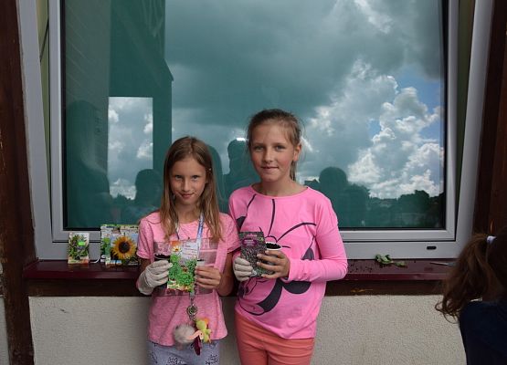 Sianie nasion roślin jadalnych w recyklingowych doniczkach, fot. M. Drężek