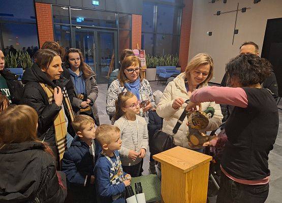 Edukatorka Edyta Słomczyńska podczas warsztatów "Sowy Kaszubskiego Parku Krajobrazowego"