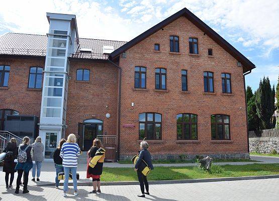 Uczestnicy stoją przed budynkiem Zielonej Szkoły. Fot. LM