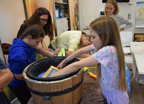 III blok tematyczny- kosmo-kartki z papieru czerpanego. Fot. Lucyna Mollin III blok tematyczny- kartki z papieru czerpanego