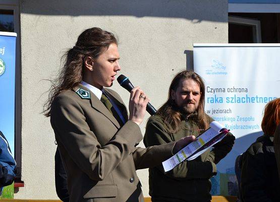 Podział na grupy podczas terenowych warsztatów z edukacji ekologicznej „Wiosna w lesie i na łące”, „Wiosna w stawach naturalnych”, „Poznajemy drzewa i krzewy”, „Wiosna w świecie ptaków”, „Owadzie przejawy wiosny”  fot. Jacek Rekowski grafika