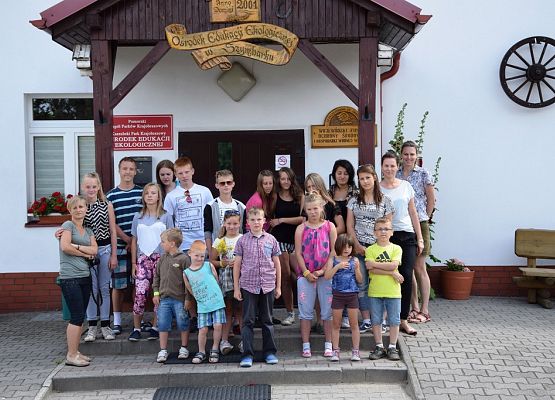 Grafika „Wakacyjny pobyt podopiecznych Domu Dziecka z Kartuz w OEE”
