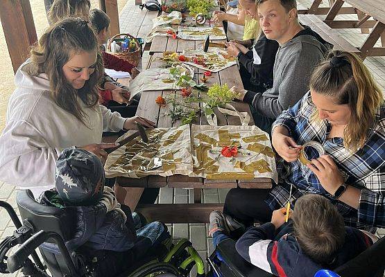 Zajęcia odbijania wzorów roślinnych na bawełnianych torbach grafika