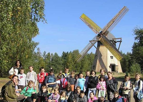 Grafika „Dzieci z terenów popowodziowych w Ośrodku Edukacji Ekologicznej w Szymbarku ”