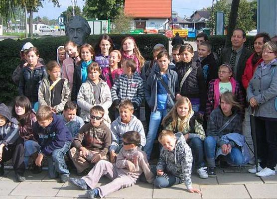 Grafika „Dzieci z terenów popowodziowych w Ośrodku Edukacji Ekologicznej w Szymbarku ”