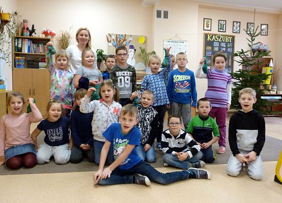 Grafika "Pomagamy ptakom przetrwać zimę" - warsztaty edukacyjne OEE w Szymbarku