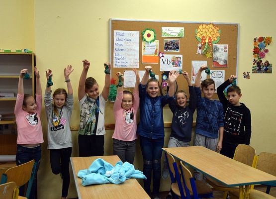 Grafika "Pomagamy ptakom przetrwać zimę" - warsztaty edukacyjne OEE w Szymbarku