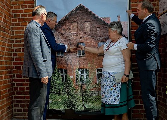 Grafika „Oficjalne otwarcie Centrum Edukacji Ekologicznej w Staniszewie”