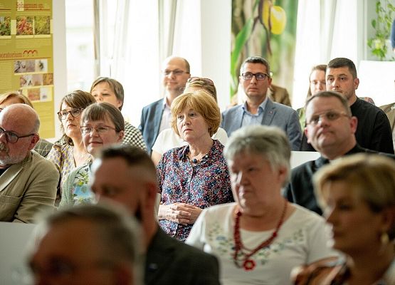 Grafika „Oficjalne otwarcie Centrum Edukacji Ekologicznej w Staniszewie”