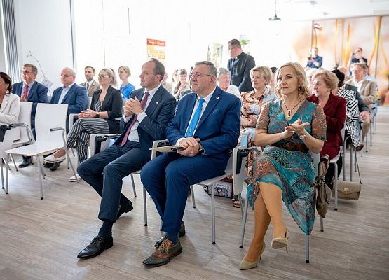 Grafika „Oficjalne otwarcie Centrum Edukacji Ekologicznej w Staniszewie”
