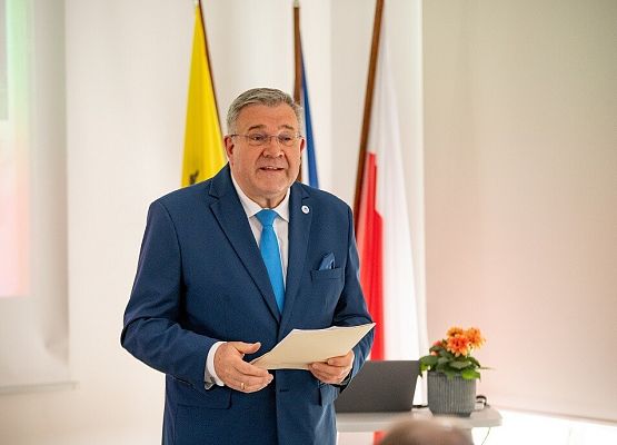 Grafika „Oficjalne otwarcie Centrum Edukacji Ekologicznej w Staniszewie”