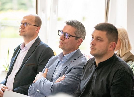 Grafika „Oficjalne otwarcie Centrum Edukacji Ekologicznej w Staniszewie”