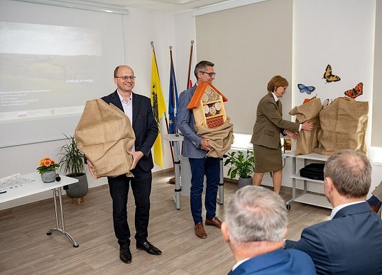 Grafika „Oficjalne otwarcie Centrum Edukacji Ekologicznej w Staniszewie”