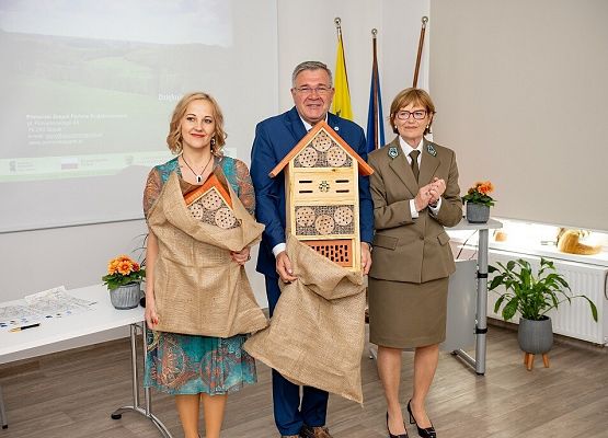 Grafika „Oficjalne otwarcie Centrum Edukacji Ekologicznej w Staniszewie”