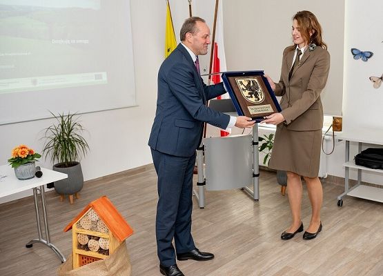 Grafika „Oficjalne otwarcie Centrum Edukacji Ekologicznej w Staniszewie”