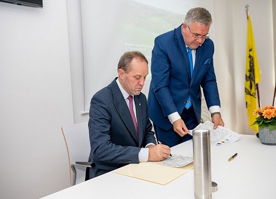Grafika „Oficjalne otwarcie Centrum Edukacji Ekologicznej w Staniszewie”