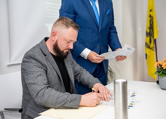 Grafika „Oficjalne otwarcie Centrum Edukacji Ekologicznej w Staniszewie”