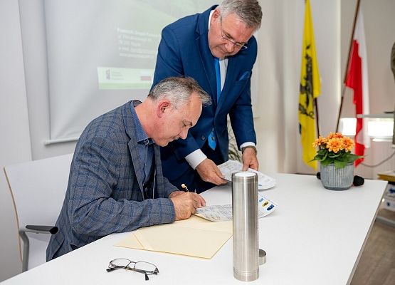 Grafika „Oficjalne otwarcie Centrum Edukacji Ekologicznej w Staniszewie”