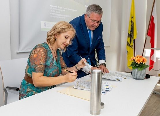 Grafika „Oficjalne otwarcie Centrum Edukacji Ekologicznej w Staniszewie”
