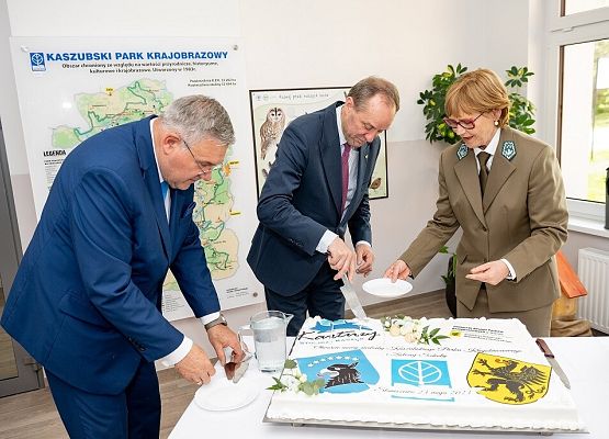 Grafika „Oficjalne otwarcie Centrum Edukacji Ekologicznej w Staniszewie”