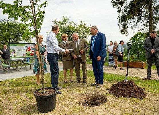Grafika „Oficjalne otwarcie Centrum Edukacji Ekologicznej w Staniszewie”