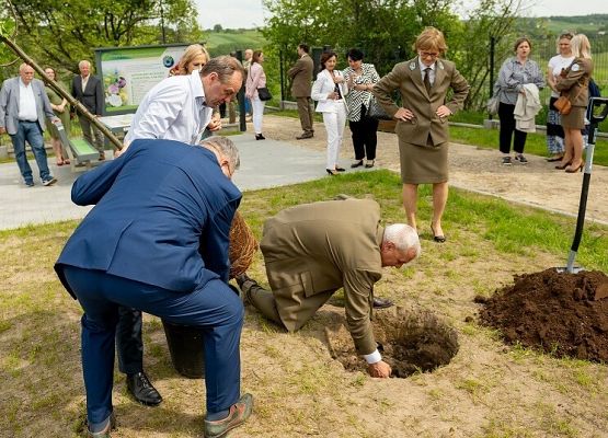 Grafika „Oficjalne otwarcie Centrum Edukacji Ekologicznej w Staniszewie”