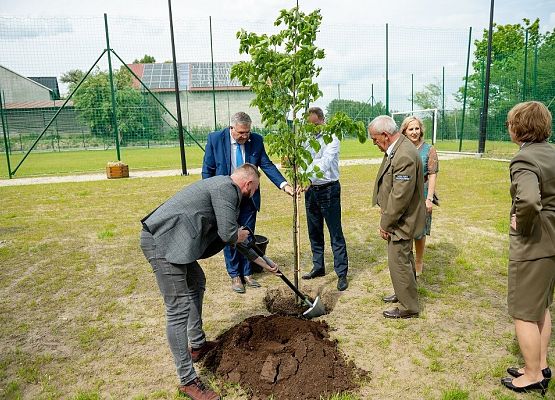 Grafika „Oficjalne otwarcie Centrum Edukacji Ekologicznej w Staniszewie”