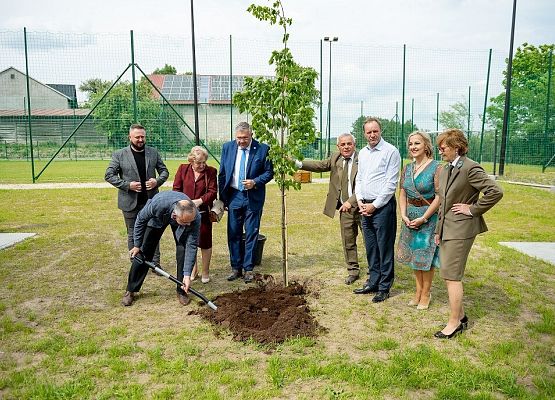 Grafika „Oficjalne otwarcie Centrum Edukacji Ekologicznej w Staniszewie”
