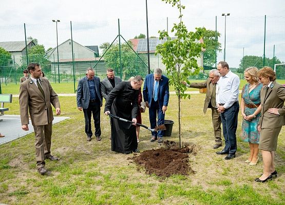 Grafika „Oficjalne otwarcie Centrum Edukacji Ekologicznej w Staniszewie”