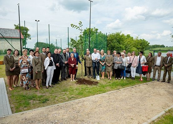 Grafika „Oficjalne otwarcie Centrum Edukacji Ekologicznej w Staniszewie”