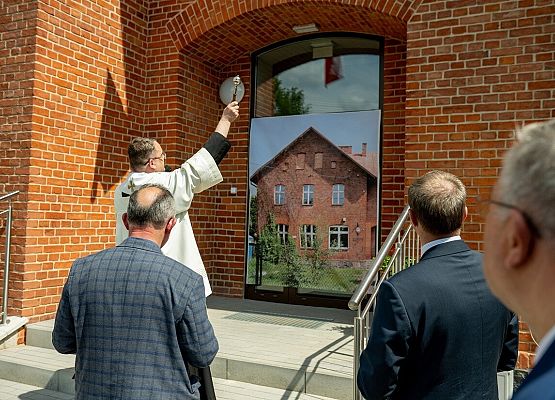 Grafika „Oficjalne otwarcie Centrum Edukacji Ekologicznej w Staniszewie”