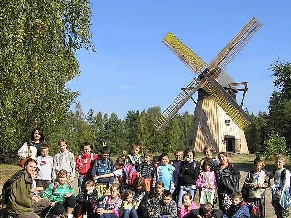 „Dzieci z terenów popowodziowych w Ośrodku Edukacji Ekologicznej w Szymbarku ” grafika